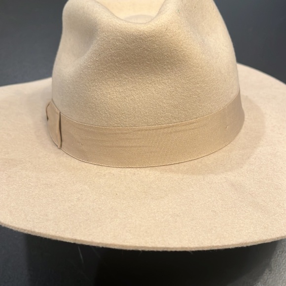 NWOT New Urban Outfitters
Elegant Retro Felt Fedora Wide
Brim Hat - Picture 7 of 7